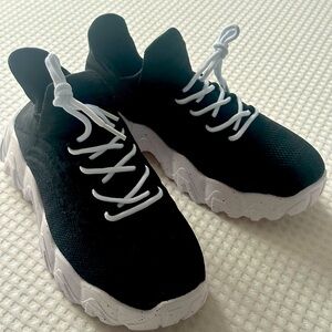 NEW Women’s TikTok Sneakers size 39/8